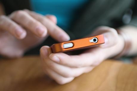 iProov descubre una importante operación de usurpación de identidad en la Dark Web Hands,Holding,Smartphone