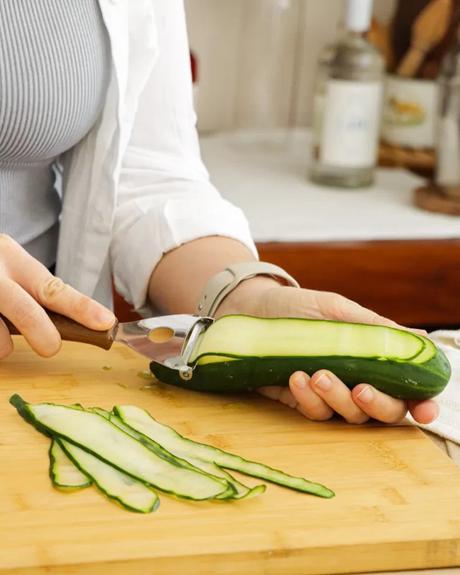 Gin Tonic con Pepino cortar láminas de pepino