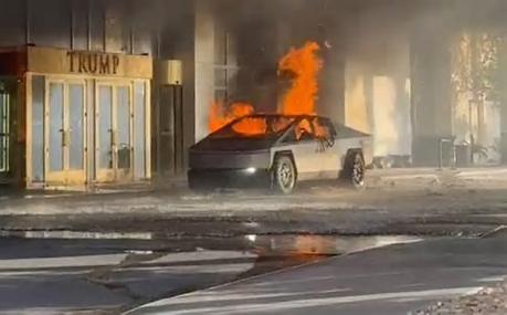 Sospechan ISIS causó explosión vehículo Tesla frente Hotel Trump.