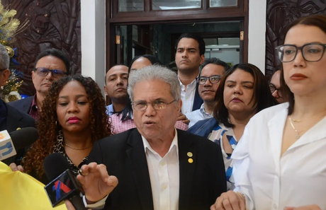 Médicos no aceptan nivelación salarial y se declaran en huelga de hambre en sede SNS.