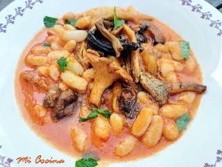HABICHUELAS BLANCAS (ALUBIAS) CON SETAS DE TEMPORADA.
