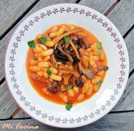 HABICHUELAS BLANCAS (ALUBIAS) CON SETAS DE TEMPORADA.
