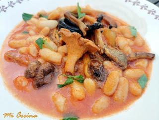 HABICHUELAS BLANCAS (ALUBIAS) CON SETAS DE TEMPORADA.