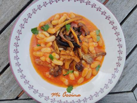HABICHUELAS BLANCAS (ALUBIAS) CON SETAS DE TEMPORADA.