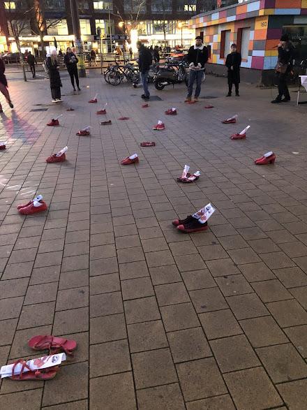 Acción contra los feminicidios en Berlín de la red de activistas @solinetzberlin Acción contra los feminicidios en Berlín de la red de activistas @solinetzberlin