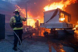 Al menos dos muertos por los incendios que azotan Los Ángeles