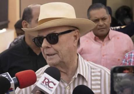 Aclara Hipólito que no irá a Venezuela con Edmundo.