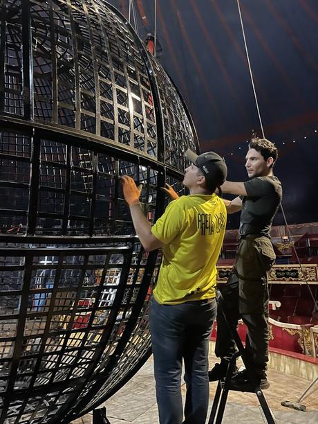 El globo de la muerte en el Circo Raluy. El globo de la muerte en el Circo Raluy.