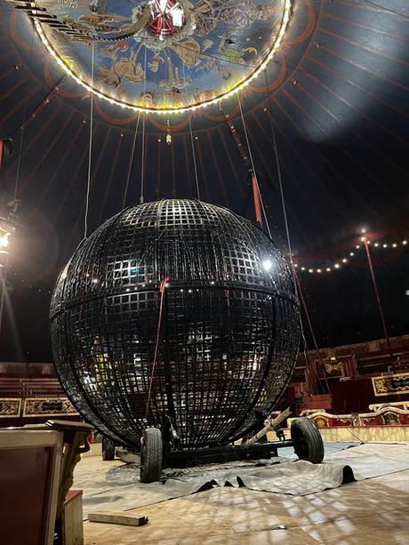 El globo de la muerte en el Circo Raluy. El globo de la muerte en el Circo Raluy.