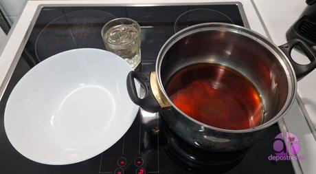 preparación de las gominolas, echando el azúcar en el vino