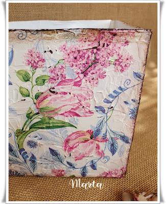 CAJA DE VINO RECICLADA EN MACETERO