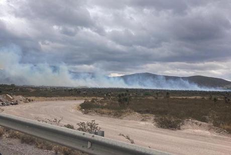 Protección Civil atiende incendio en tramo de maleza en la carretera a Matehuala