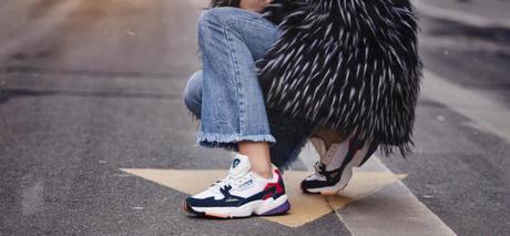 El inesperado romance entre abrigos de pelo y zapatos deportivos en 2025 El inesperado romance entre abrigos de pelo y zapatos deportivos en 2025