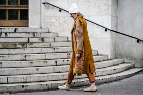 El inesperado romance entre abrigos de pelo y zapatos deportivos en 2025 El inesperado romance entre abrigos de pelo y zapatos deportivos en 2025