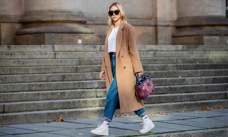 El inesperado romance entre abrigos de pelo y zapatos deportivos en 2025 El inesperado romance entre abrigos de pelo y zapatos deportivos en 2025