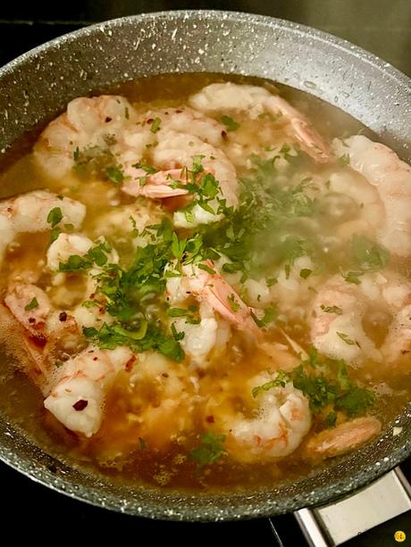 Gambas al ajillo, tradición española en una receta