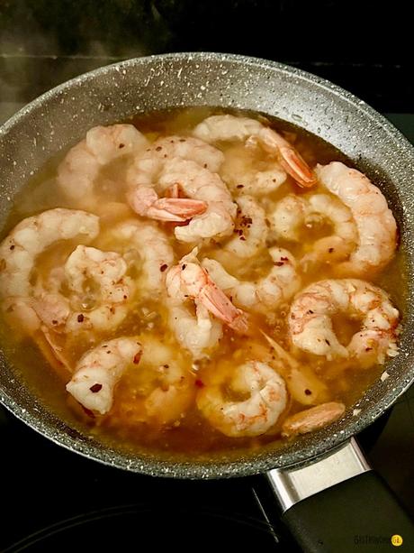 Gambas al ajillo, tradición española en una receta