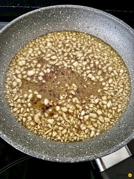 Gambas al ajillo, tradición española en una receta