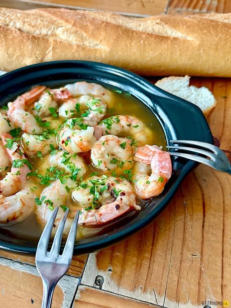 Gambas al ajillo, tradición española en una receta