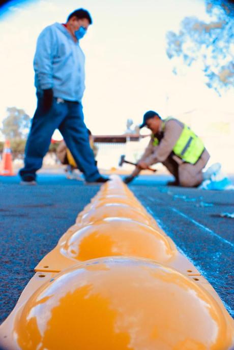 Instalan reductores de velocidad para mayor seguridad en escuela primaria de Villa de Pozos