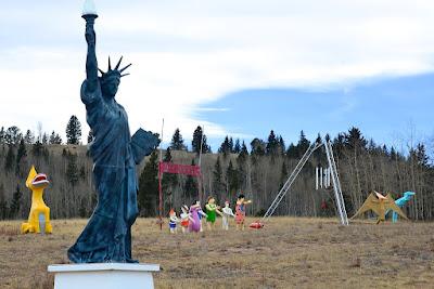 Los Picapiedra, unos dinosaurios y Bigfoot te saludan llegando a Cripple Creek