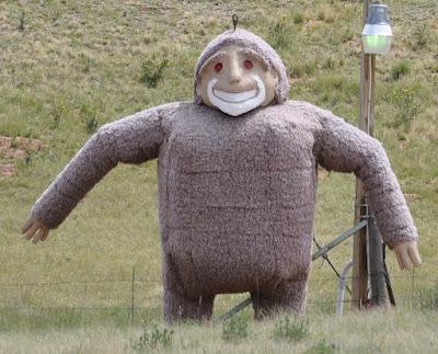 Los Picapiedra, unos dinosaurios y Bigfoot te saludan llegando a Cripple Creek