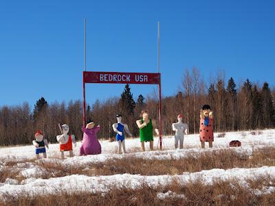 Los Picapiedra, unos dinosaurios y Bigfoot te saludan llegando a Cripple Creek