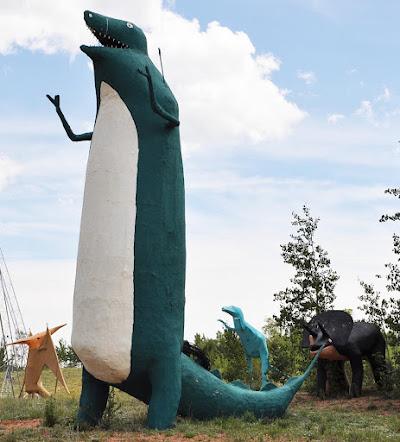 Los Picapiedra, unos dinosaurios y Bigfoot te saludan llegando a Cripple Creek Los Picapiedra, unos dinosaurios y Bigfoot te saludan llegando a Cripple Creek