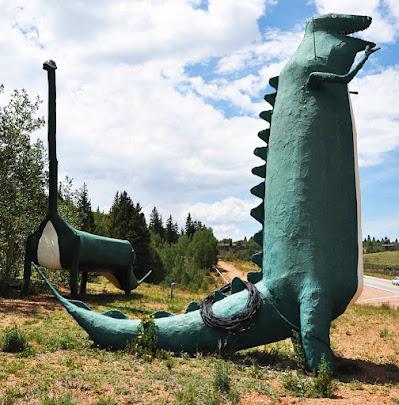 Los Picapiedra, unos dinosaurios y Bigfoot te saludan llegando a Cripple Creek Los Picapiedra, unos dinosaurios y Bigfoot te saludan llegando a Cripple Creek