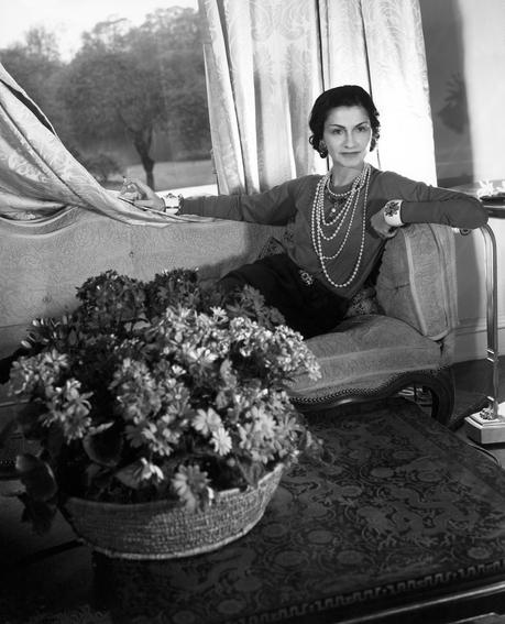 La nueva docu-serie ¨Coco Chanel Unbuttoned¨ llega a Universal+ GABRIELLE 'COCO' CHANEL/n(1883-1971). /nFrench dress designer. Photographed by Cecil Beaton, 1953.