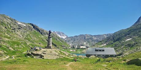Pointe de Drône (2.948  m.) desde el Col Grand St. Bernard