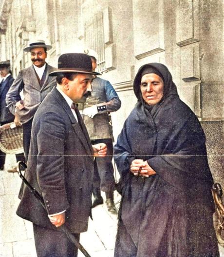 La pescadera Paulina Polidura, muy popular en Santander en Madrid para dar el pésame á SS. MM. por la muerte de la infanta María Teresa