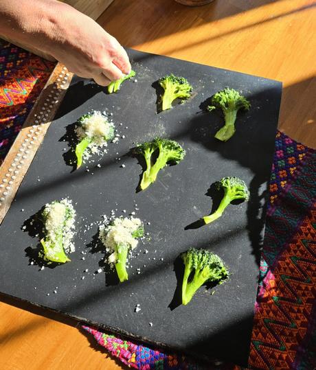 Delicioso aperitivo de brócoli y queso parmesano al horno