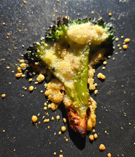 Delicioso aperitivo de brócoli y queso parmesano al horno