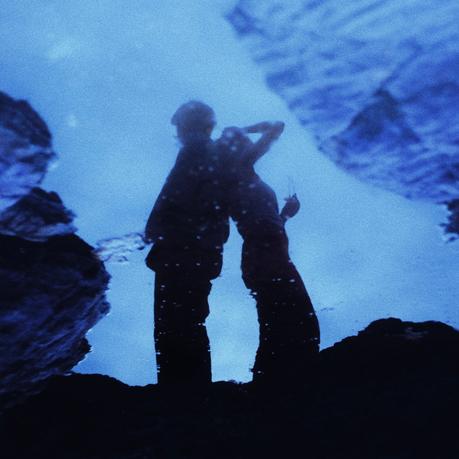 AMAICURA equilibra lo retro y lo contemporáneo en su nuevo single y video «Algo Especial»