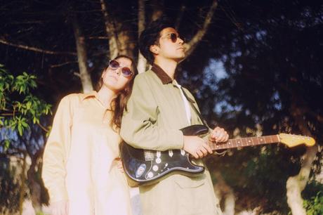 AMAICURA equilibra lo retro y lo contemporáneo en su nuevo single y video «Algo Especial»