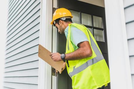 Los IEE y las reparaciones de faltas leves y graves, o muy graves! man in yellow safety reflective vest with hard hat doing house inspection