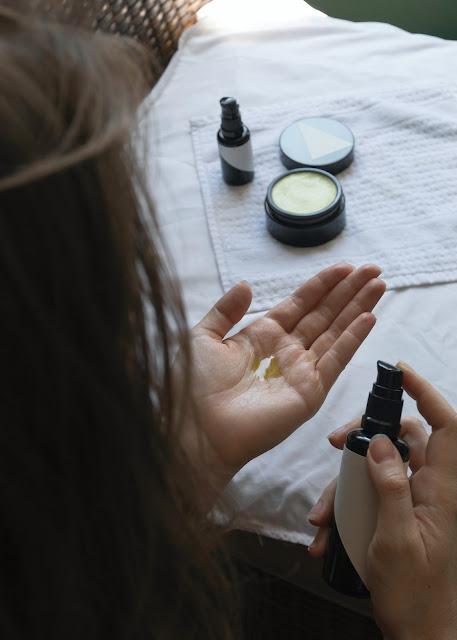 Mujer aplicándose cremas