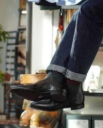 Chelsea boots Crockett & Jones,mocasines de cuero,calzado de calidad,calzado elegante,botas chelsea,zapatos de lujo,oxfords clásicos,zapatos esenciales,estilo masculino,moda masculina,zapatos de hombre,