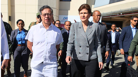 Petro hace escala en RD en ruta a Haití y lo recibe Raquel Peña.