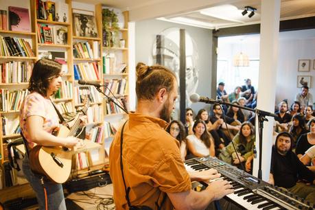 «El Pasaje Café” con resistencia cultural y creatividad acerca la música y la literatura a la comunidad en Viña del Mar «El Pasaje Café” con resistencia cultural y creatividad acerca la música y la literatura a la comunidad en Viña del Mar