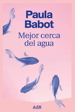 Portada de la novela Mejor cerca del agua de Paula Babot, Editorial ADN