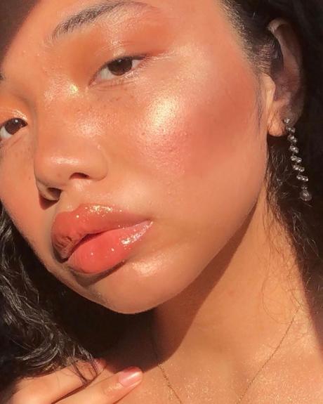 Maquillaje verano tips Verónica Mendoza Natura rubor cushion delineado azul verde colores