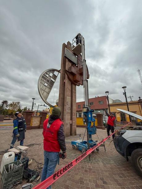 UGCH interviene en Plaza Milenio tras desprendimiento en el monumento de avenida Reforma