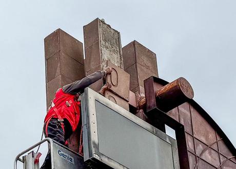 UGCH interviene en Plaza Milenio tras desprendimiento en el monumento de avenida Reforma