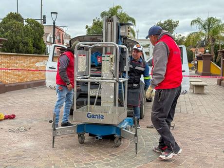 UGCH interviene en Plaza Milenio tras desprendimiento en el monumento de avenida Reforma