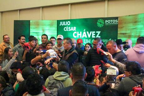 Julio César Chávez motiva a las juventudes potosinas con mensaje de superación y prevención de adicciones
