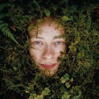 Anna B Savage estrena You and i are Earth como su nuevo disco