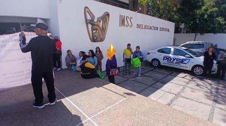 Protestan ante falta de medicamentos y presunto acoso laboral en el IMSS de San Luis Potosí