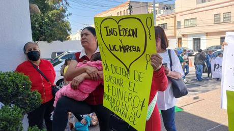 Protestan ante falta de medicamentos y presunto acoso laboral en el IMSS de San Luis Potosí
